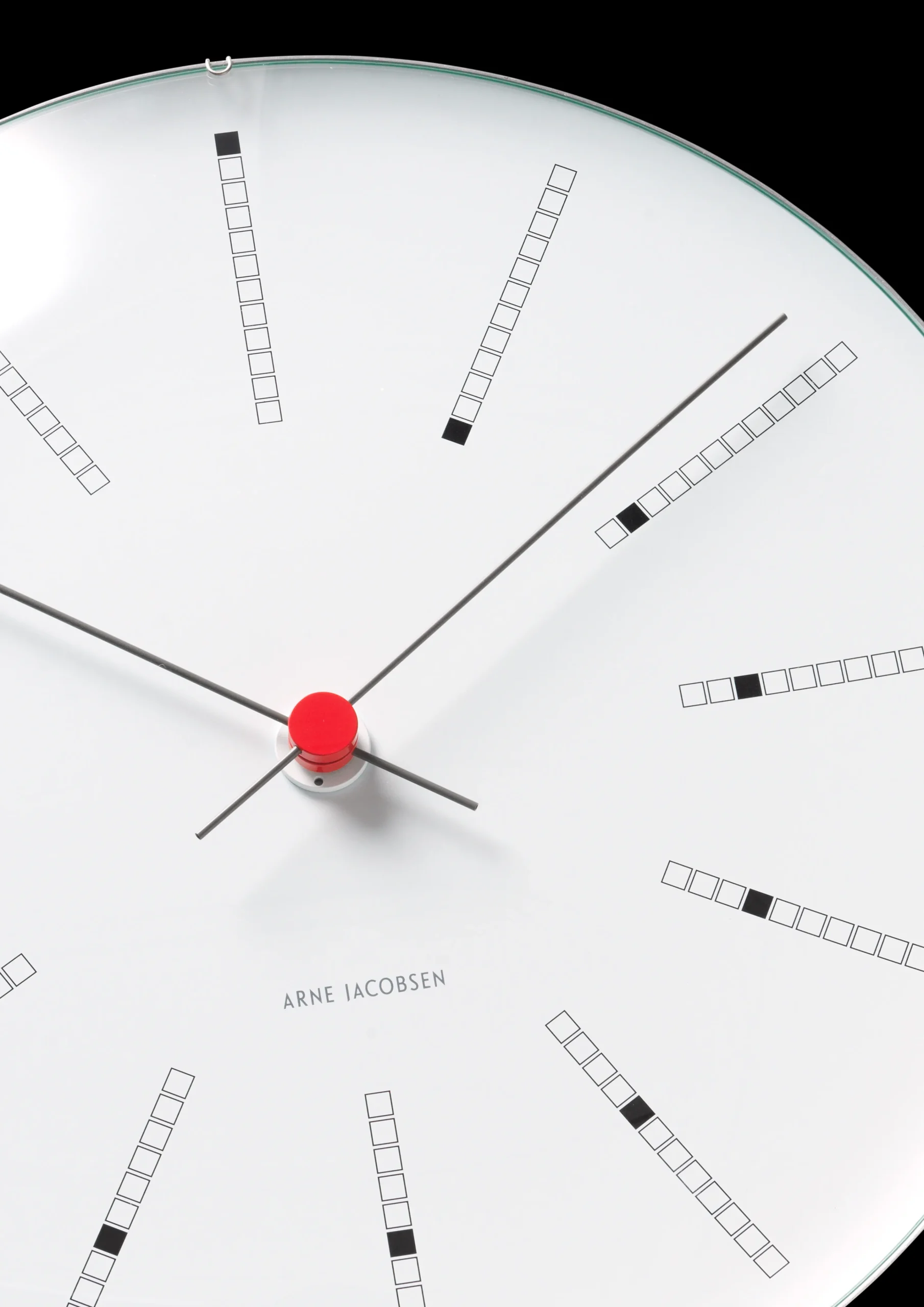Arne Jacobsen Bankers Vægur Ø29 cm hvid/sort/rød | Køb her