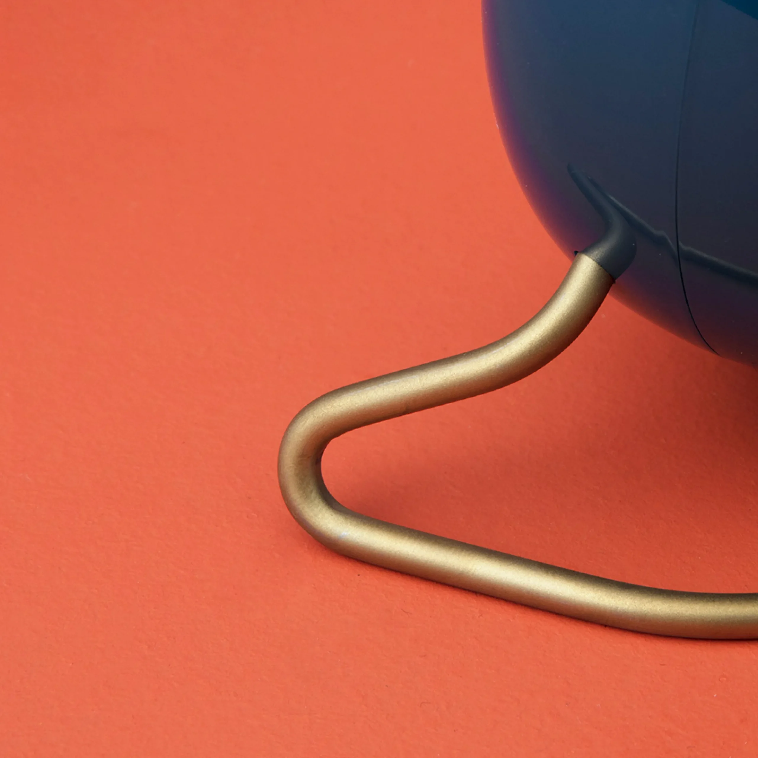 Best Arne Jacobsen Station Bordur Ø11 cm petroleum/hvid | Køb her