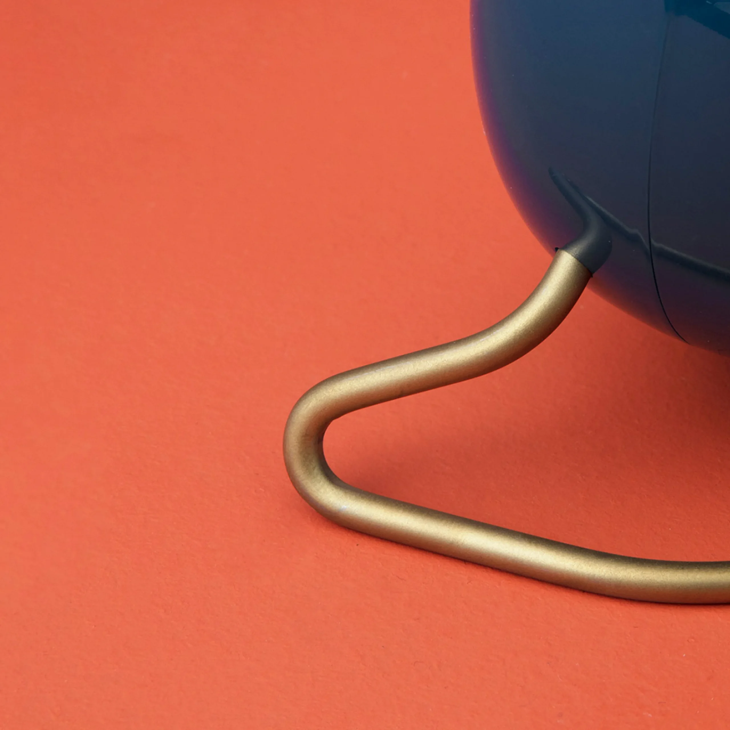 Best Arne Jacobsen Station Bordur Ø11 cm petroleum/hvid | Køb her