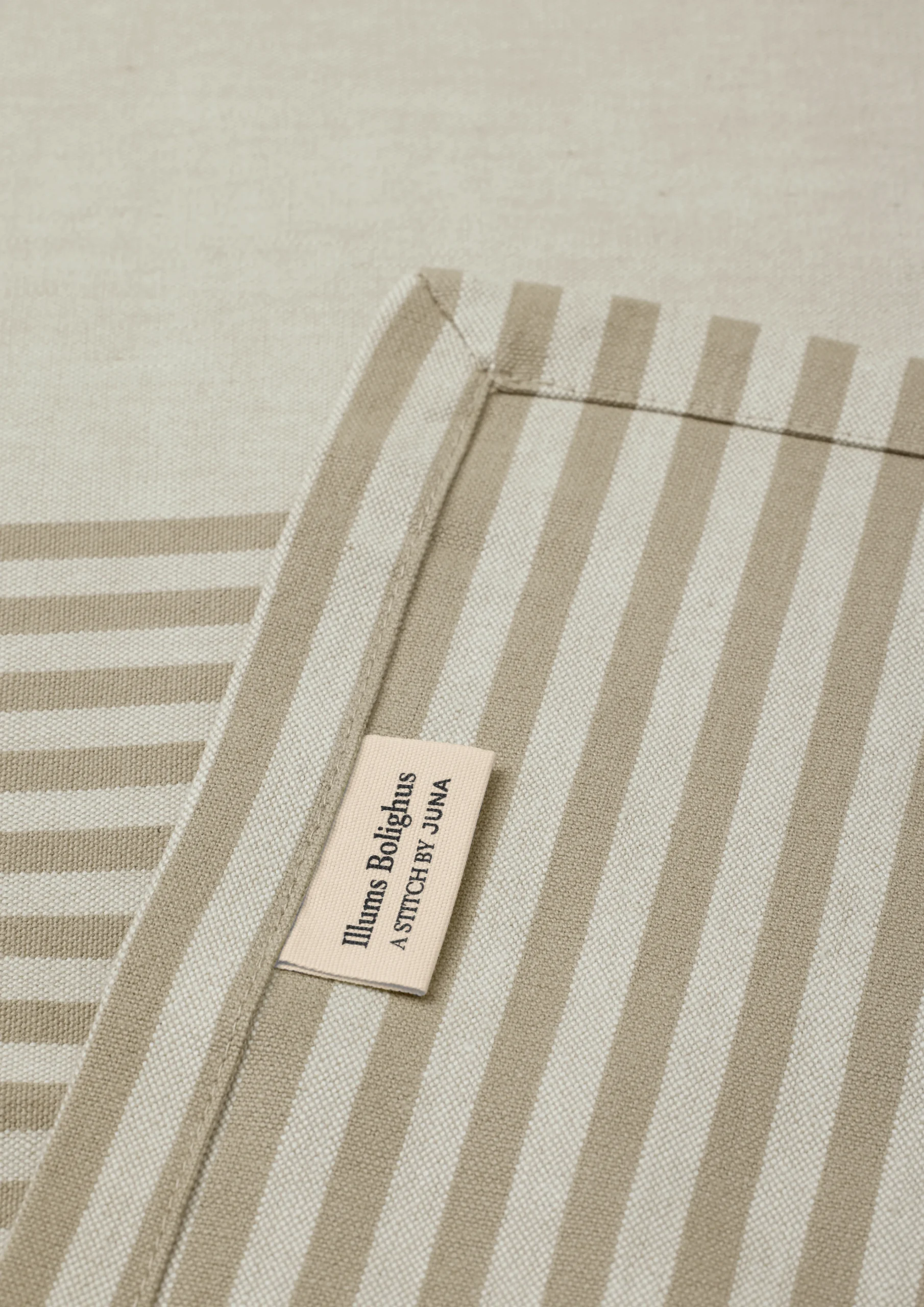 Outlet JUNA Dug 150x220 cm i brun fra serien Lines | Køb her