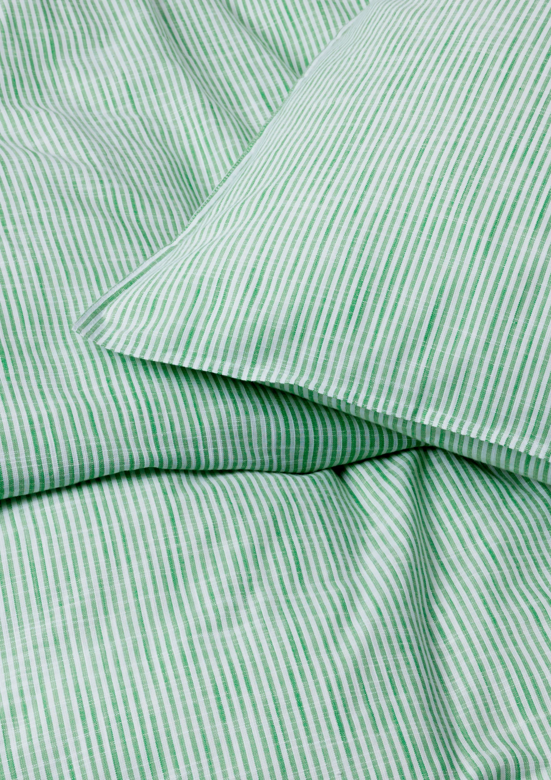 Clearance JUNA Monochrome Lines Sengetøj 150x210cm grøn/hvid | Køb her