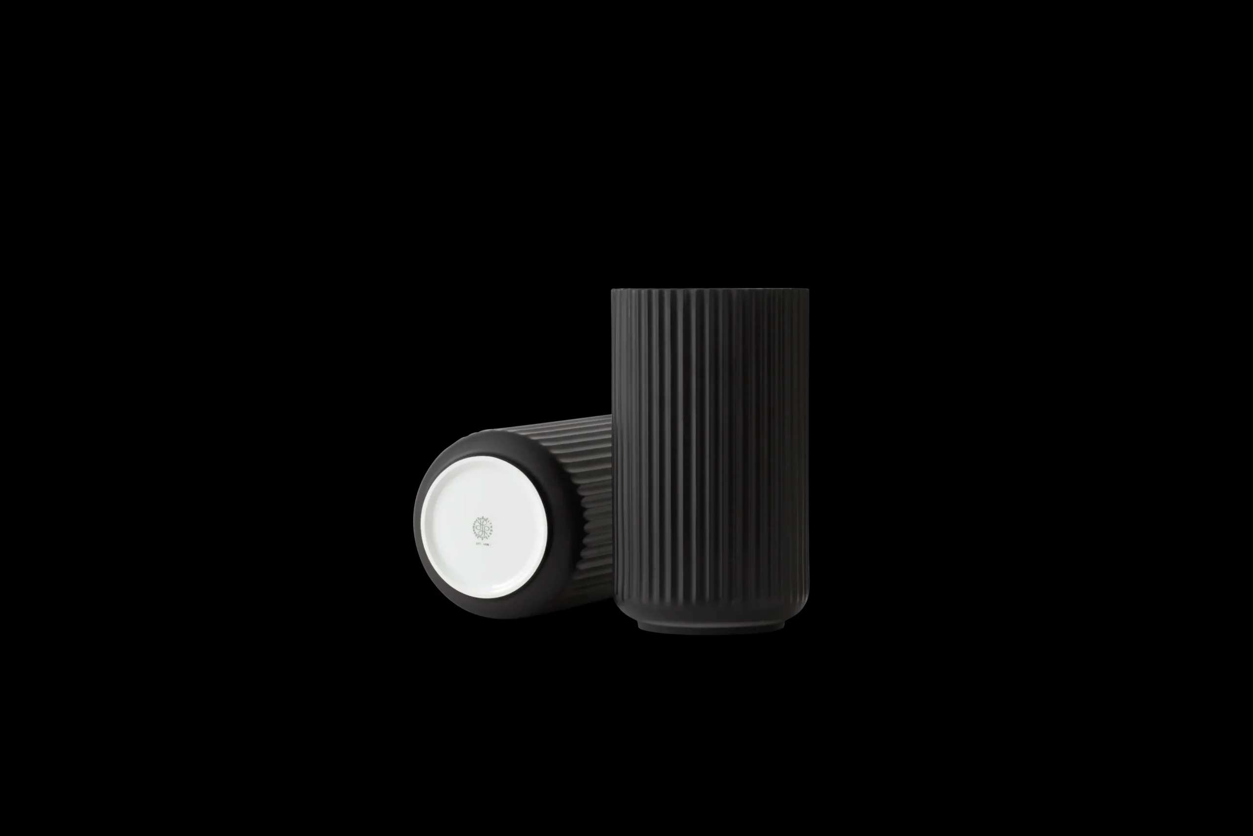 Lyngby Porcelæn Lyngby Vase H20.5 sort porcelæn | Køb her